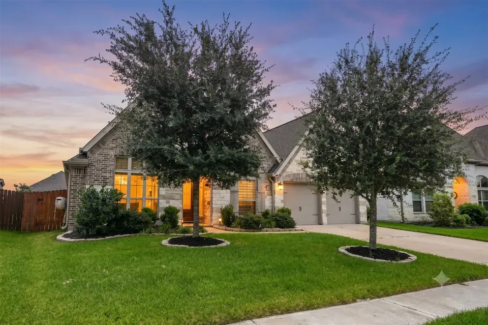 4 Bed 3 Bath Modern Contemporary Residence in Pearland, TX - 2