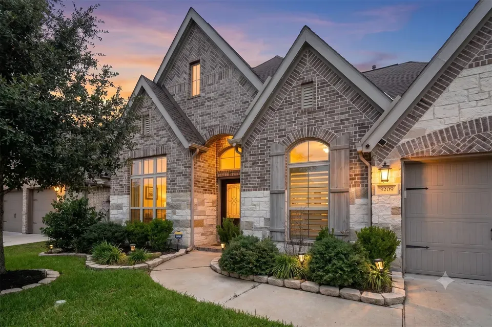 4 Bed 3 Bath Modern Contemporary Residence in Pearland, TX - 5