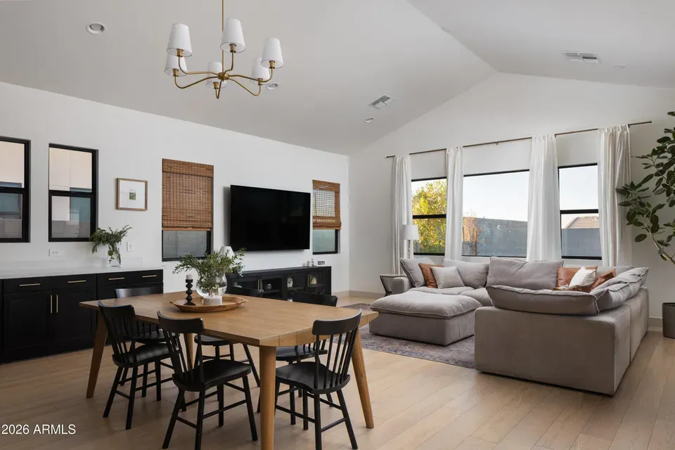 4 Bed 3 Bath Modern Contemporary Residence in Phoenix, AZ - 3