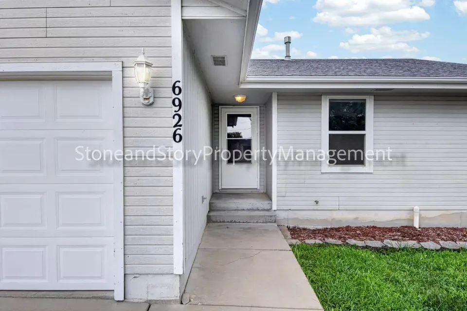 4 Bed 3 Bath Modern Contemporary Residence in Topeka, KS - 2