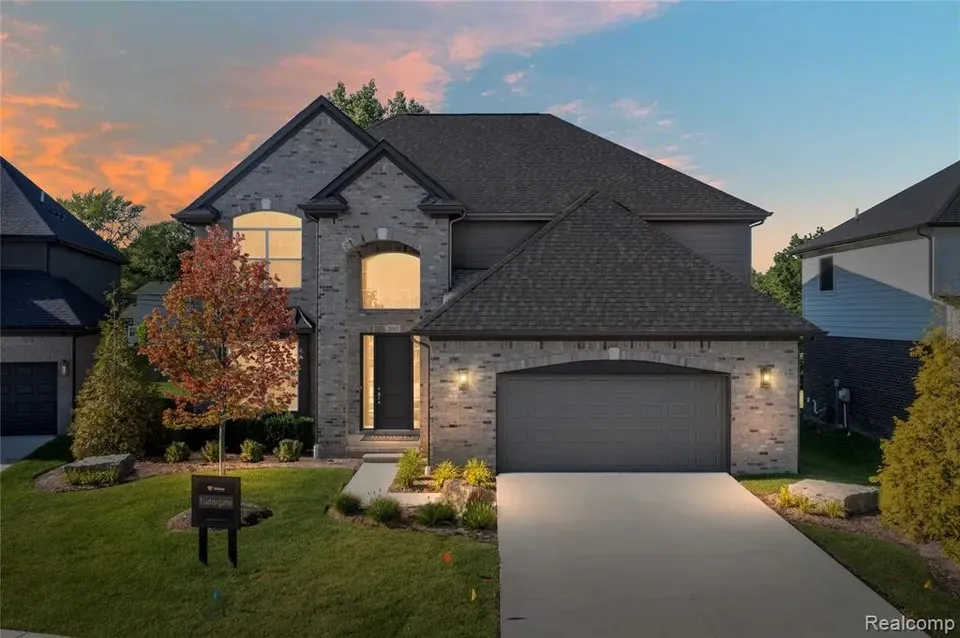 4 Bed 3 Bath Modern Contemporary Residence in Troy, MI - 1