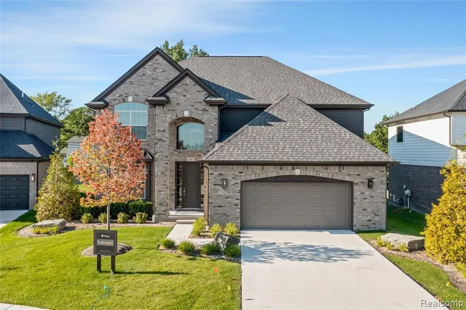 4 Bed 3 Bath Modern Contemporary Residence in Troy, MI - 2