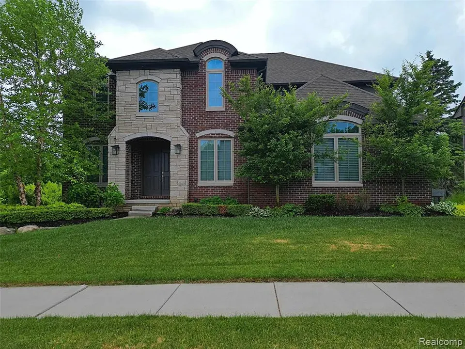 4 Bed 3 Bath Modern Contemporary Residence in Troy, MI - 2