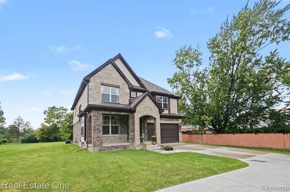 4 Bed 3 Bath Modern Contemporary Residence in Troy, MI