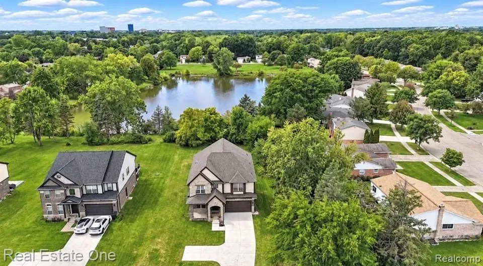4 Bed 3 Bath Modern Contemporary Residence in Troy, MI - 3
