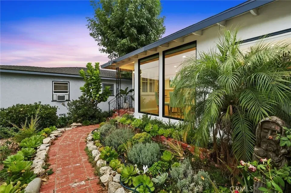 4 Bed 3 Bath Multi-Unit Residential Property in Los Angeles, CA - 2