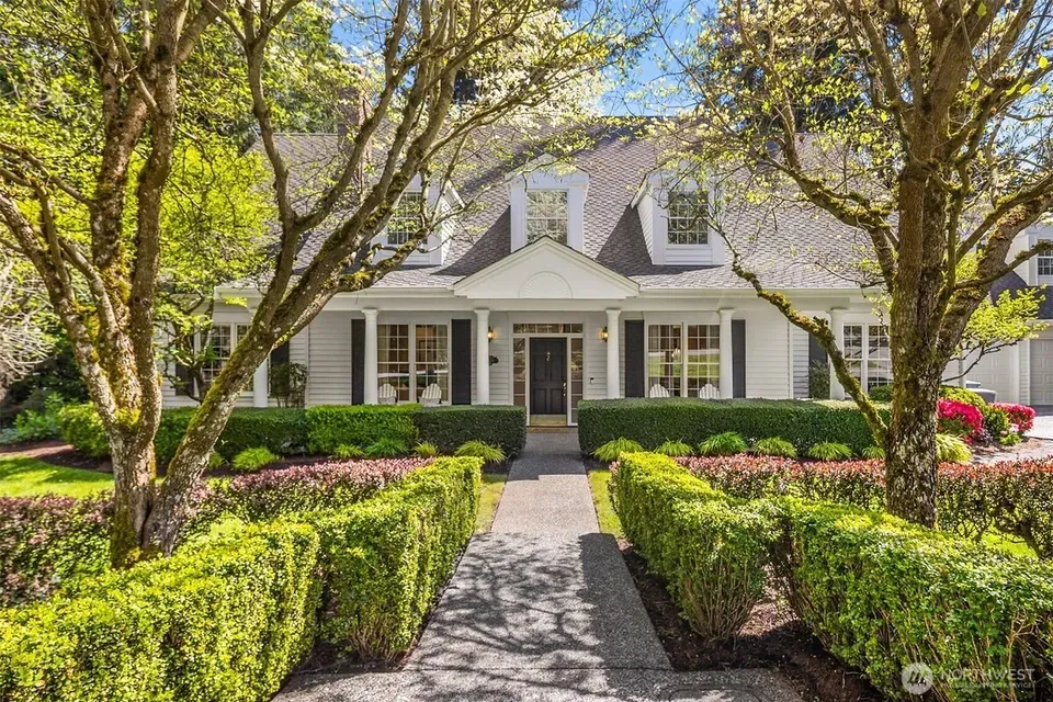 4 Bed 3 Bath Traditional Suburban Family Home in Bellevue, WA