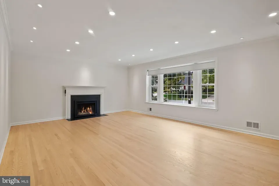 4 Bed 3 Bath Traditional Suburban Family Home in Bethesda, MD - 3