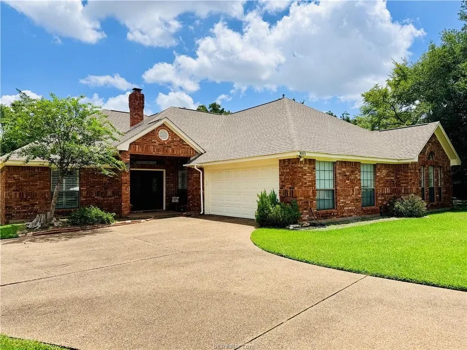 4 Bed 3 Bath Traditional Suburban Family Home in College Station, TX - 2