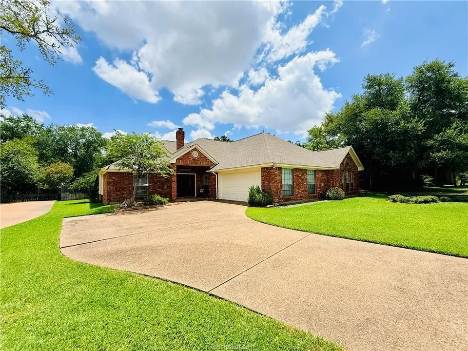 4 Bed 3 Bath Traditional Suburban Family Home in College Station, TX - 3