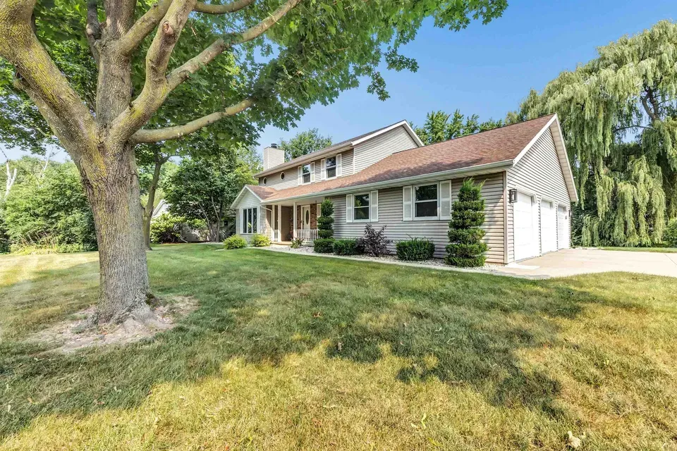 4 Bed 3 Bath Traditional Suburban Family Home in Green Bay, WI - 2
