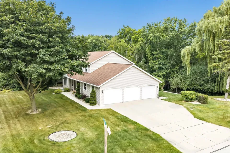 4 Bed 3 Bath Traditional Suburban Family Home in Green Bay, WI - 3