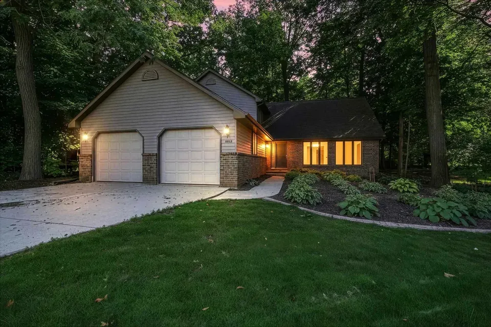 4 Bed 3 Bath Traditional Suburban Family Home in Green Bay, WI - 2