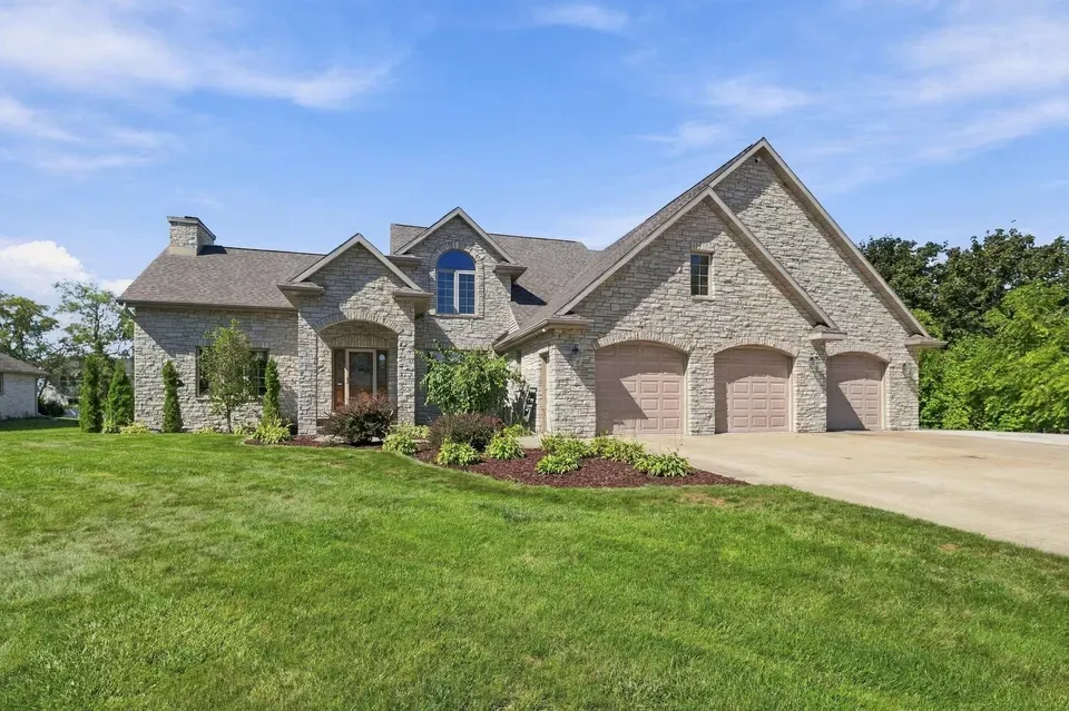 4 Bed 3 Bath Traditional Suburban Family Home in Green Bay, WI - 2