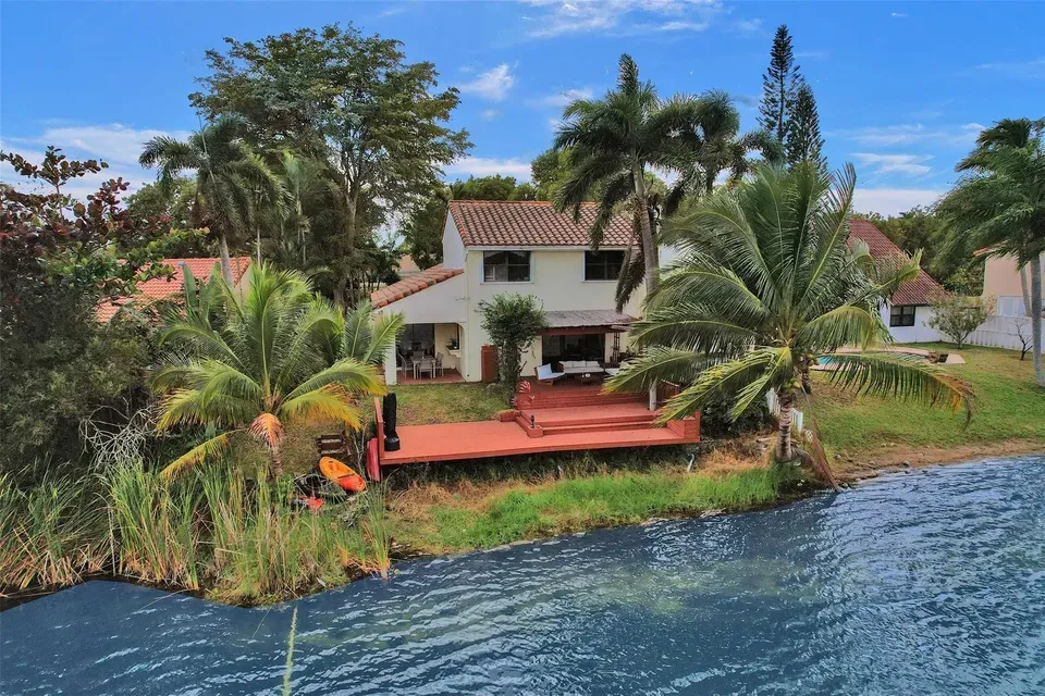4 Bed 3 Bath Traditional Suburban Family Home in Hollywood, FL