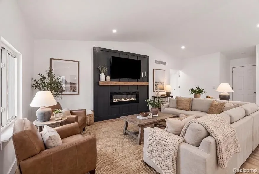 4 Bed 3 Bath Traditional Suburban Family Home in Lansing, MI - 3