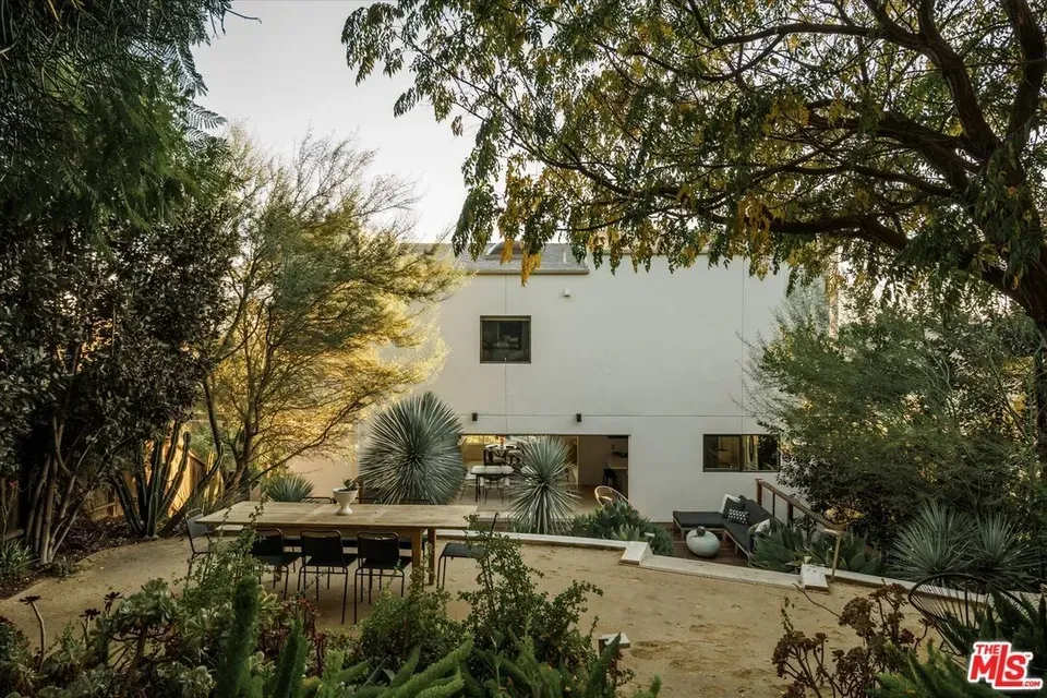 4 Bed 3 Bath Traditional Suburban Family Home in Los Angeles, CA - 1