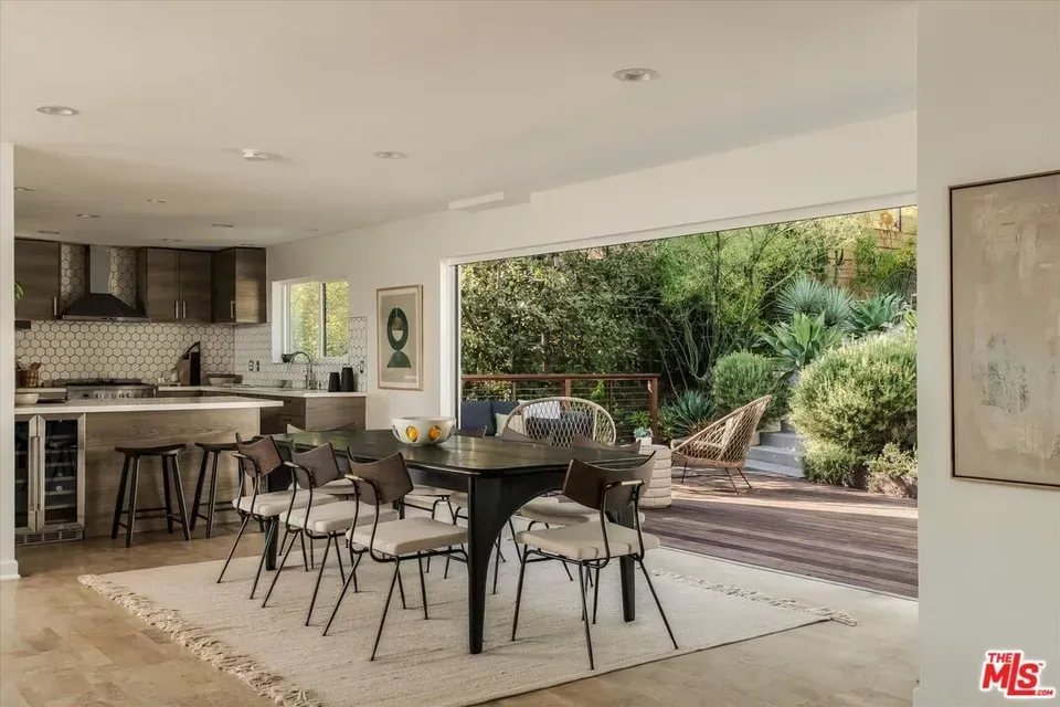 4 Bed 3 Bath Traditional Suburban Family Home in Los Angeles, CA - 2