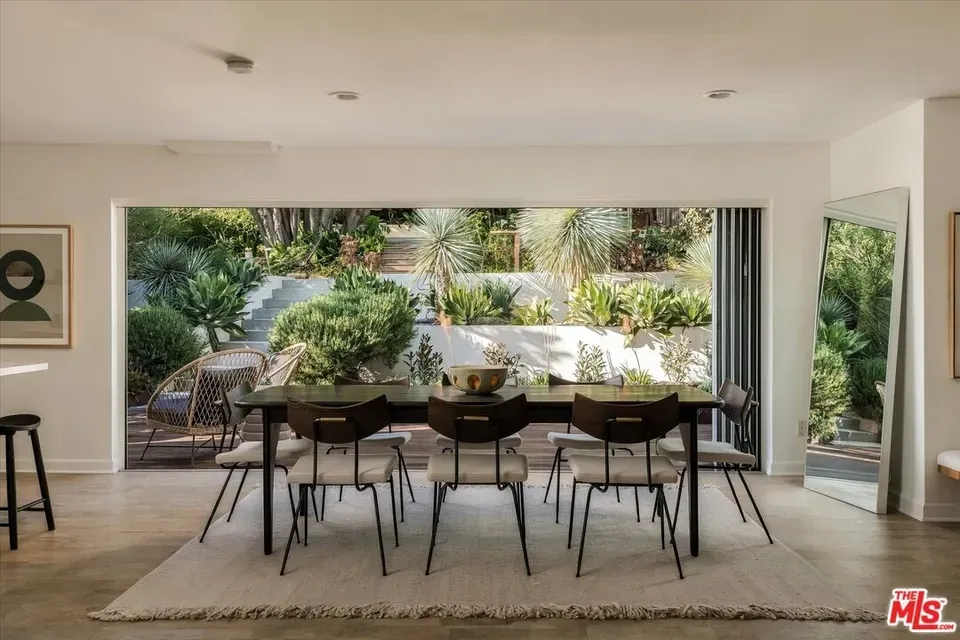 4 Bed 3 Bath Traditional Suburban Family Home in Los Angeles, CA - 3
