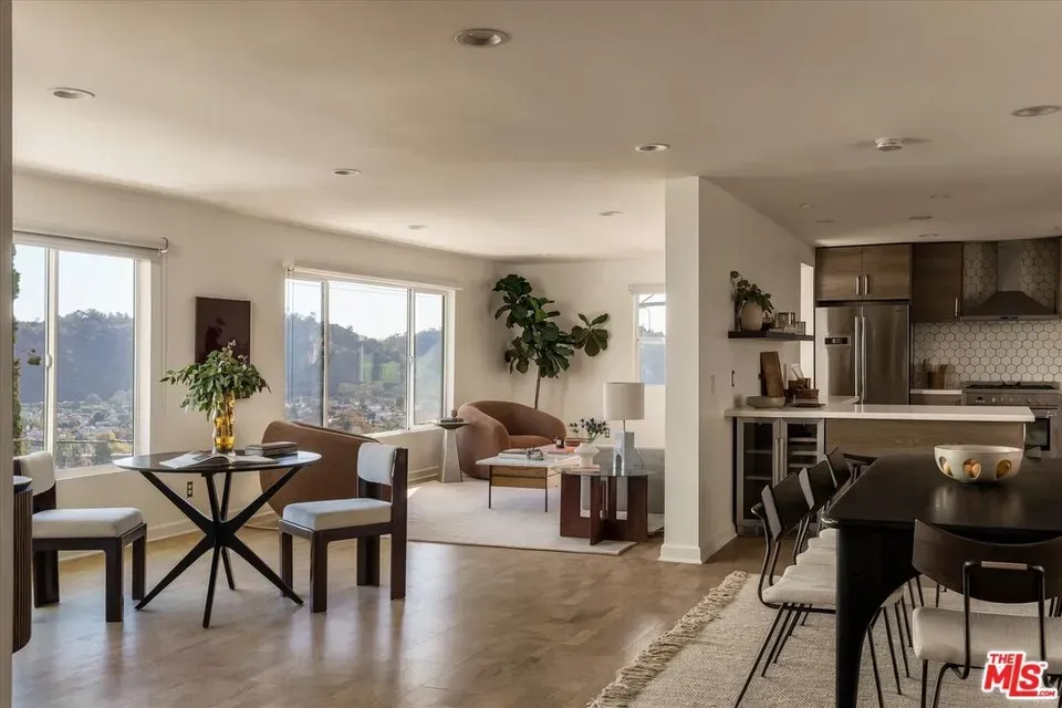 4 Bed 3 Bath Traditional Suburban Family Home in Los Angeles, CA - 4