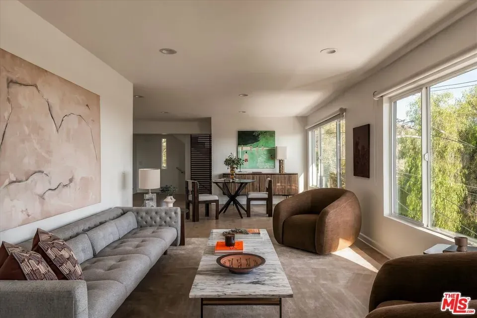4 Bed 3 Bath Traditional Suburban Family Home in Los Angeles, CA - 5
