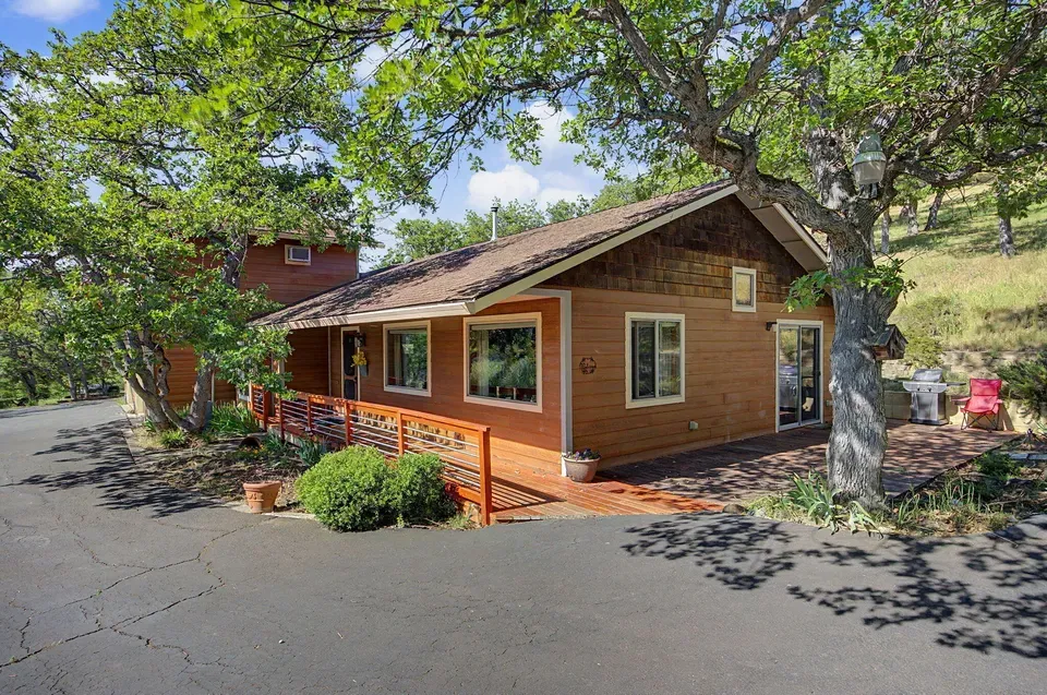 4 Bed 3 Bath Traditional Suburban Family Home in Medford, OR - 1