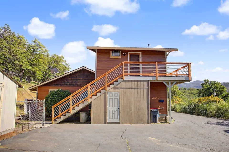 4 Bed 3 Bath Traditional Suburban Family Home in Medford, OR - 2