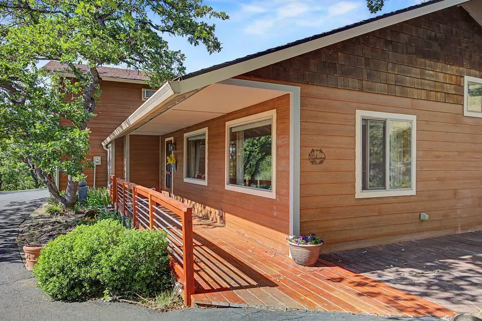 4 Bed 3 Bath Traditional Suburban Family Home in Medford, OR - 3