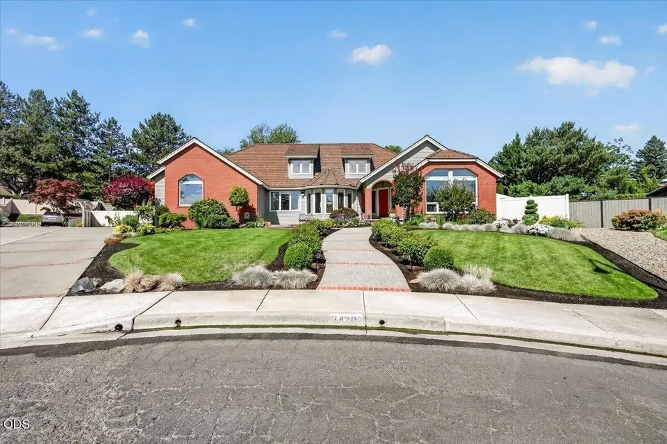 4 Bed 3 Bath Traditional Suburban Family Home in Medford, OR - 1