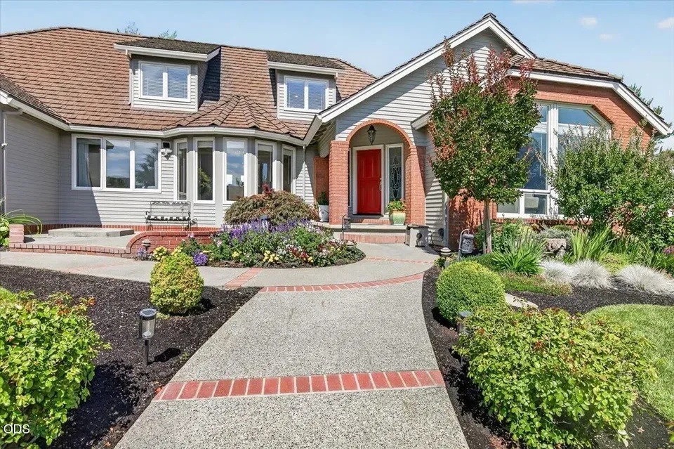 4 Bed 3 Bath Traditional Suburban Family Home in Medford, OR - 2
