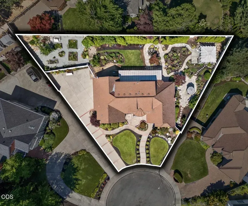 4 Bed 3 Bath Traditional Suburban Family Home in Medford, OR - 3