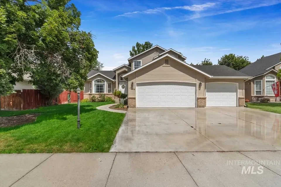 4 Bed 3 Bath Traditional Suburban Family Home in Meridian, ID - 1