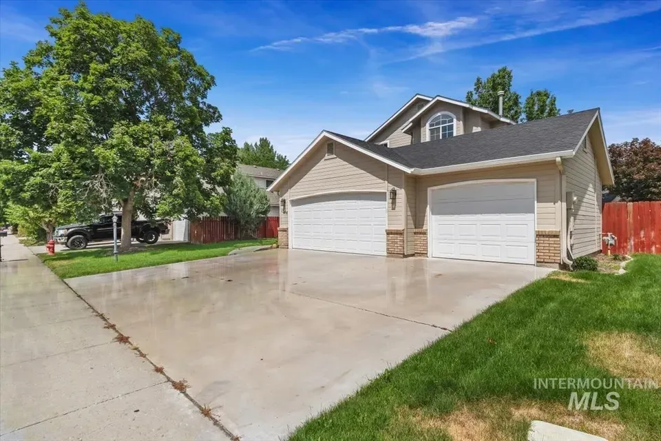 4 Bed 3 Bath Traditional Suburban Family Home in Meridian, ID - 2