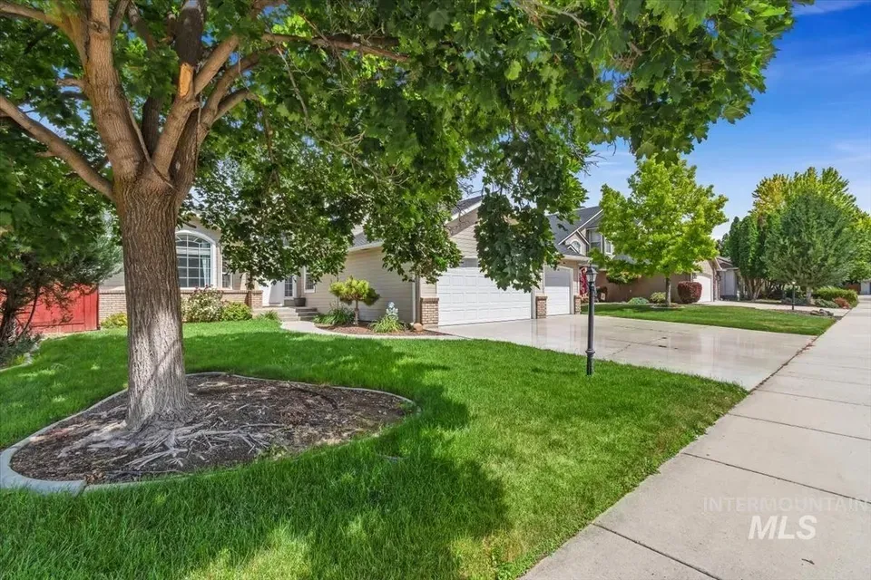 4 Bed 3 Bath Traditional Suburban Family Home in Meridian, ID - 3