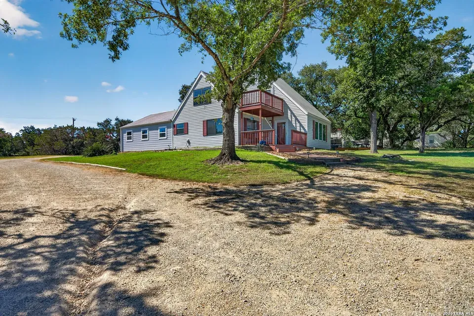 4 Bed 3 Bath Traditional Suburban Family Home in New Braunfels, TX - 2