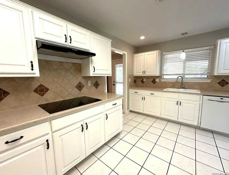 4 Bed 3 Bath Traditional Suburban Family Home in New Braunfels, TX - 5