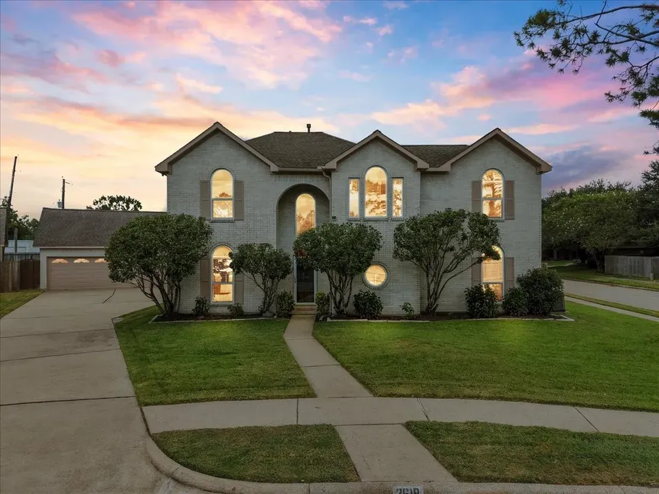 4 Bed 3 Bath Traditional Suburban Family Home in Pearland, TX