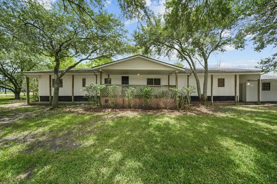 4 Bed 3 Bath Traditional Suburban Family Home in Pearland, TX