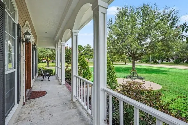 4 Bed 3 Bath Traditional Suburban Family Home in Pearland, TX - 2