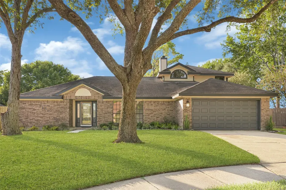 4 Bed 3 Bath Traditional Suburban Family Home in Pearland, TX