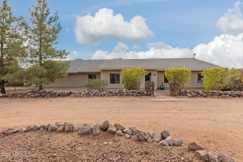 4 Bed 3 Bath Traditional Suburban Family Home in Phoenix, AZ - 2
