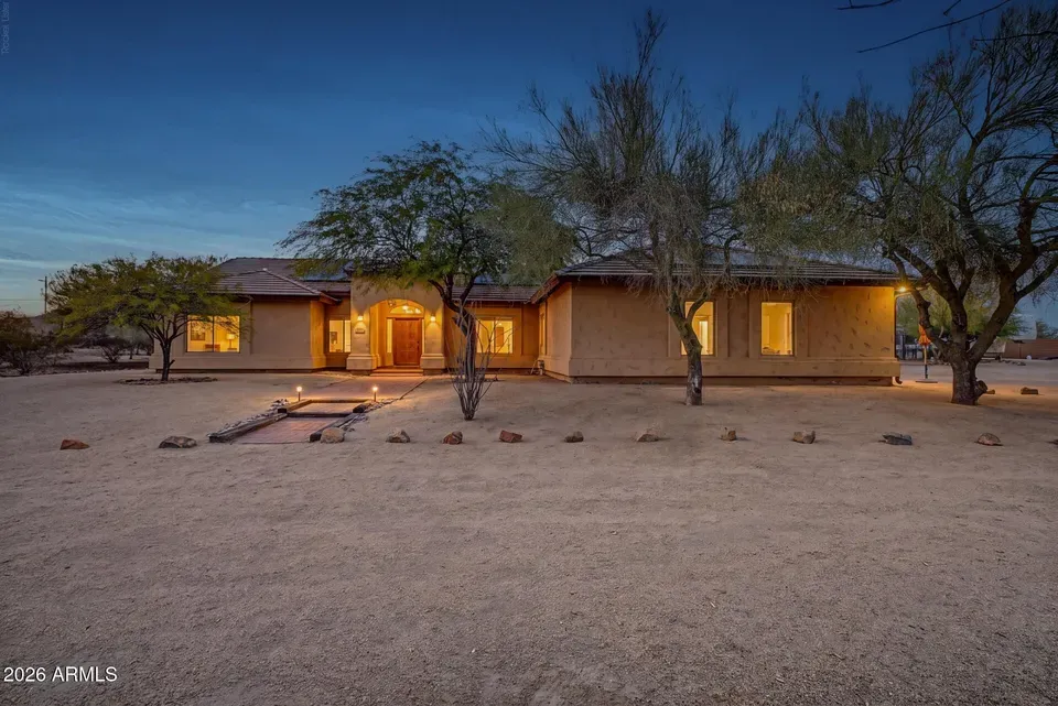 4 Bed 3 Bath Traditional Suburban Family Home in Phoenix, AZ - 2