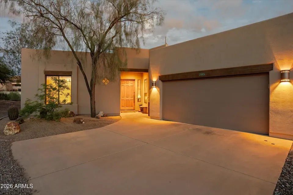 4 Bed 3 Bath Traditional Suburban Family Home in Phoenix, AZ - 2