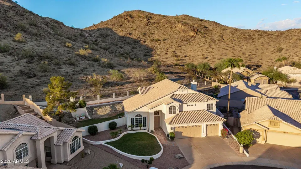 4 Bed 3 Bath Traditional Suburban Family Home in Phoenix, AZ - 2