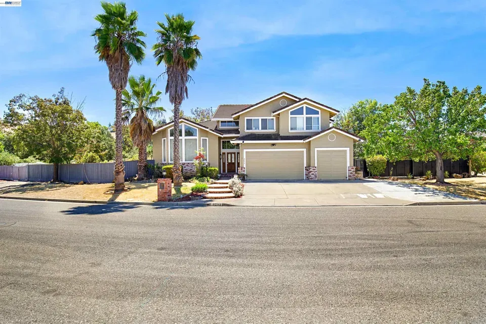 4 Bed 3 Bath Traditional Suburban Family Home in San Jose, CA - 2