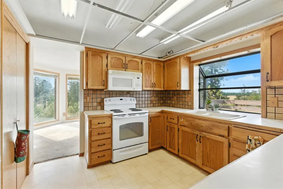 4 Bed 3 Bath Traditional Suburban Family Home in Spokane, WA - 5