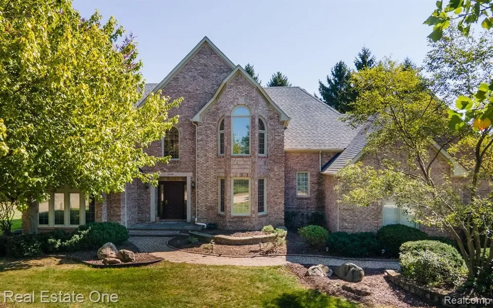 4 Bed 3 Bath Traditional Suburban Family Home in Troy, MI
