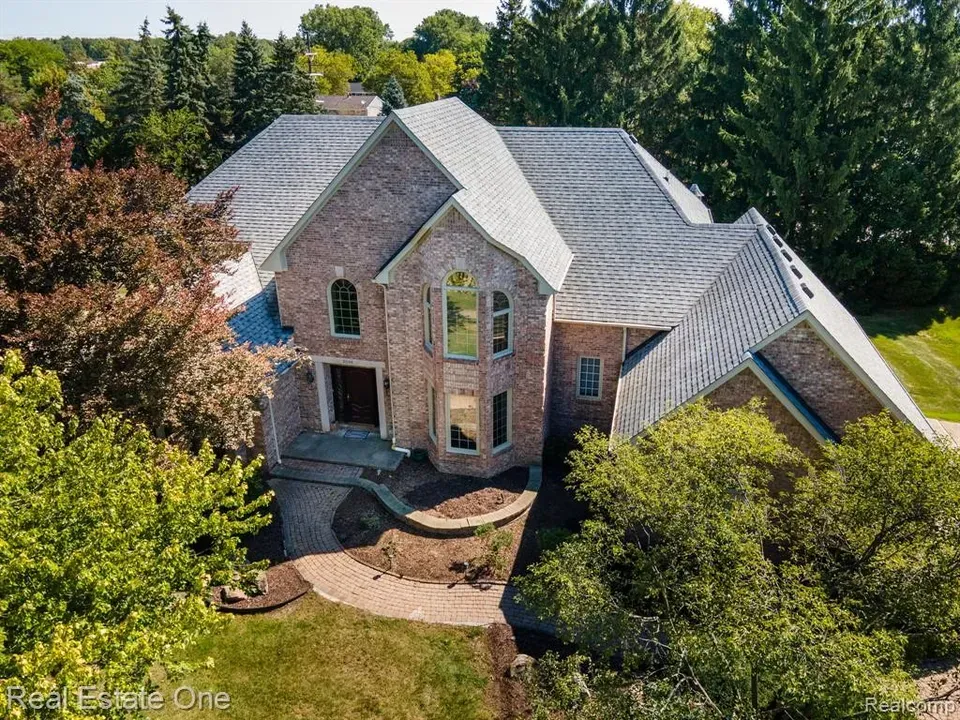 4 Bed 3 Bath Traditional Suburban Family Home in Troy, MI - 2