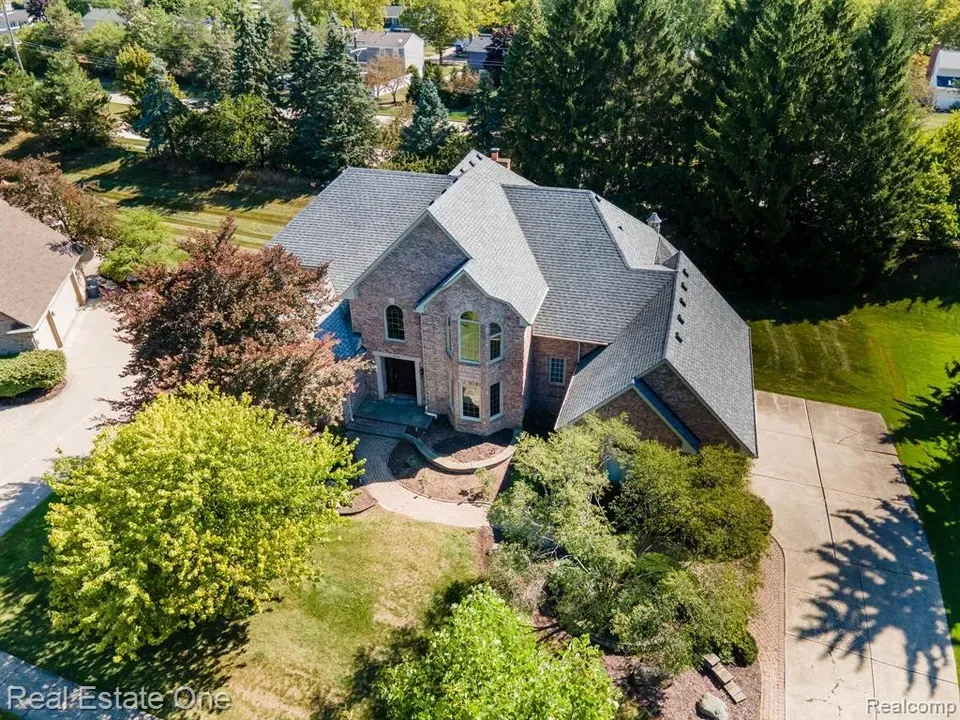 4 Bed 3 Bath Traditional Suburban Family Home in Troy, MI - 4