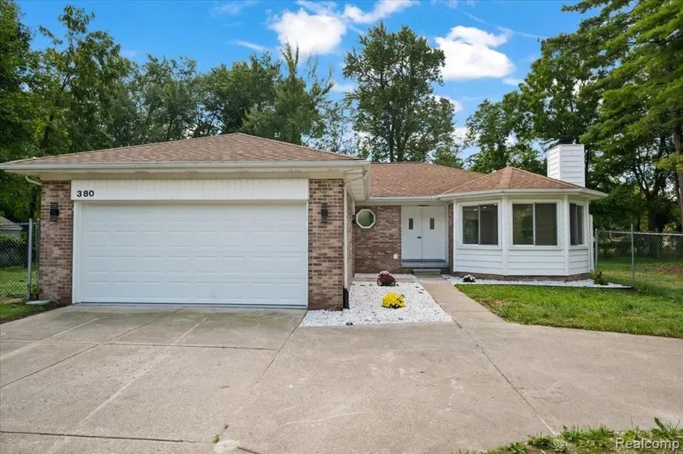 4 Bed 3 Bath Traditional Suburban Family Home in Troy, MI - 2